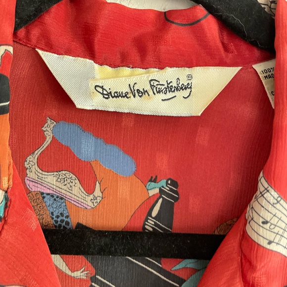 Beautiful Vintage DVF blouse - Picture 6 of 15